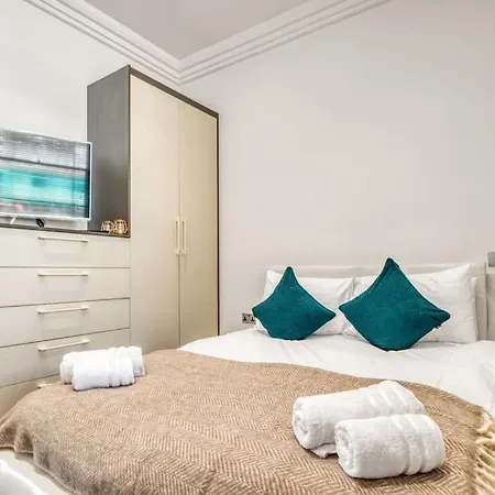 4 Bedroom House In Chiswick- Elegance & Serenity * London