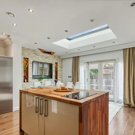 Apartment 4 Bedroom House In Chiswick- Elegance & Serenity London