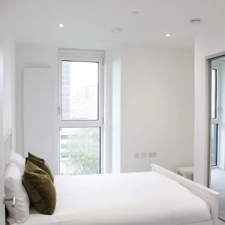 Modern New Spacious * Croydon