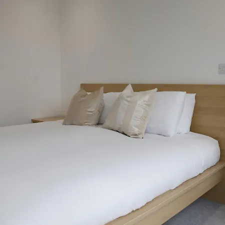 Modern New Spacious * Croydon
