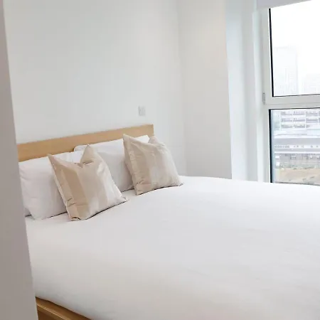 Modern New Spacious Apartment Croydon