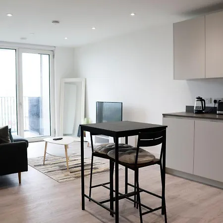 Modern New Spacious Apartment Croydon
