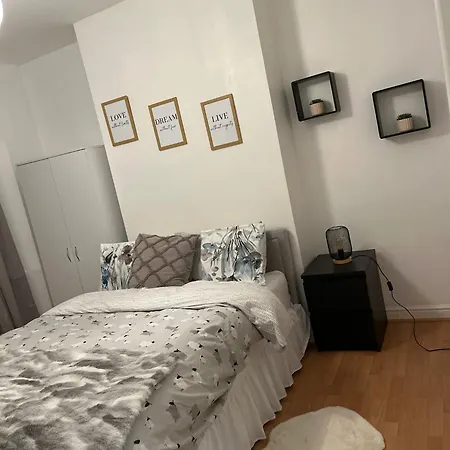 Two Bedroom Flat Burnt Oak London * Edgware