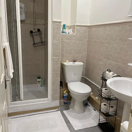 Two Bedroom Flat Burnt Oak London Apartment *