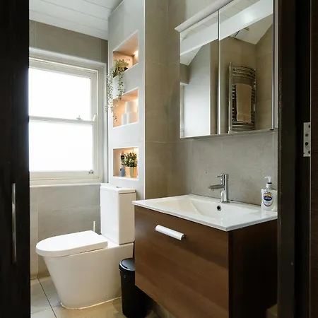 2bed House With Private Garden Holiday home Twickenham