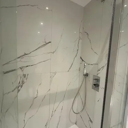 Hanger Lane Luxury * Perivale