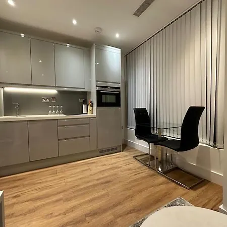 Hanger Lane Luxury Apartment Perivale