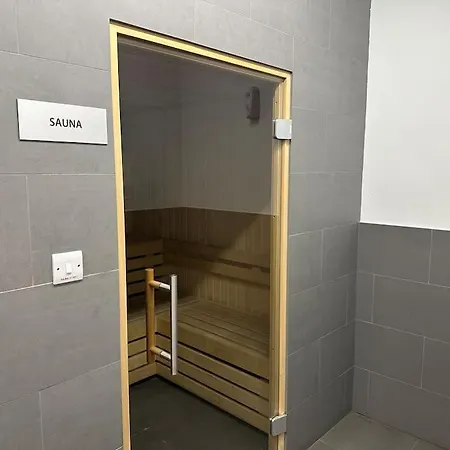 Hanger Lane Luxury Apartment *
