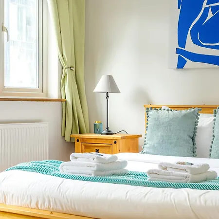 Renovated 2-storey 2br Wgarden Near Angel St *