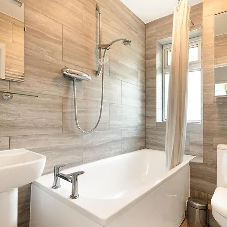 Renovated 2-storey 2br Wgarden Near Angel St * London
