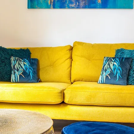 Renovated 2-storey 2br Wgarden Near Angel St