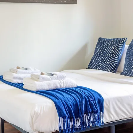 Renovated 2-storey 2br Wgarden Near Angel St Apartment *