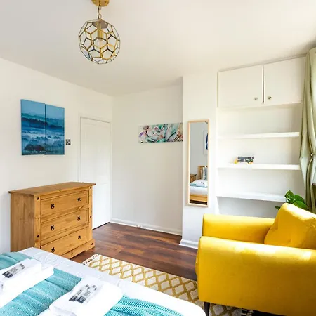 Renovated 2-storey 2br Wgarden Near Angel St *