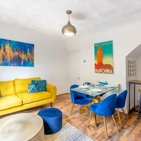 Renovated 2-storey 2br Wgarden Near Angel St Apartment
