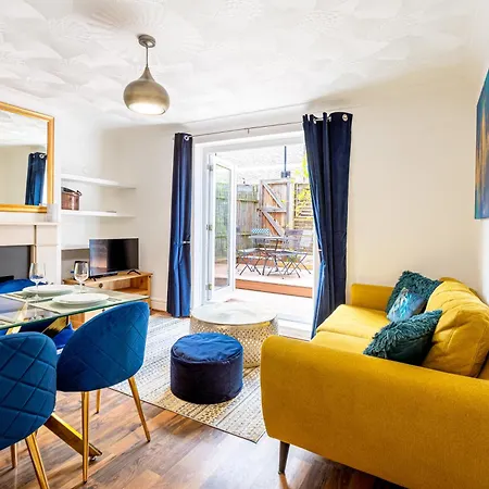 Renovated 2-storey 2br Wgarden Near Angel St Apartment *