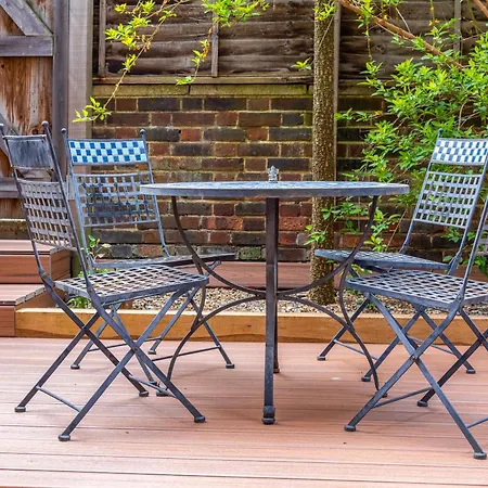Renovated 2-storey 2br Wgarden Near Angel St * London