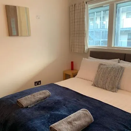 2 Bed Apt, Hoxton, Canal Views Apartment *