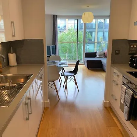 2 Bed Apt, Hoxton, Canal Views Apartment *