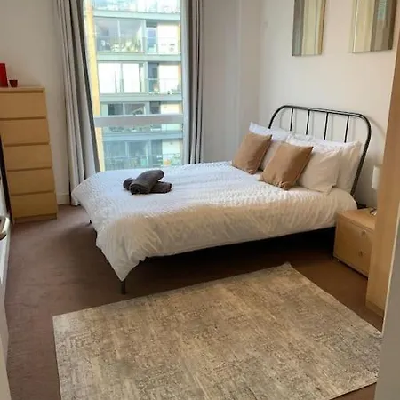 2 Bed Apt, Hoxton, Canal Views * London