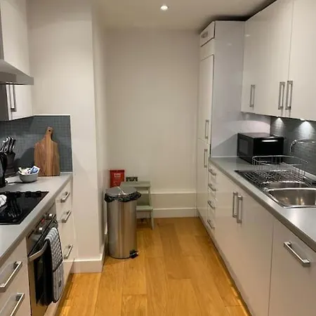 2 Bed Apt, Hoxton, Canal Views Apartment *