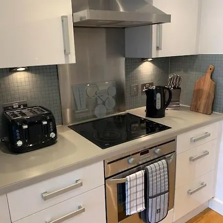 2 Bed Apt, Hoxton, Canal Views Apartment *