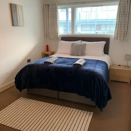 Apartment 2 Bed Apt, Hoxton, Canal Views