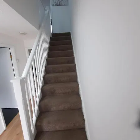 Impeccable 2-bed House In Thamesmead London Holiday home *