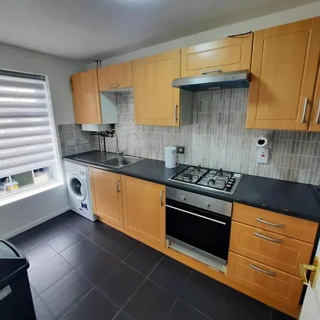 Impeccable 2-bed House In Thamesmead London *