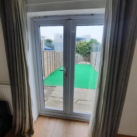 Impeccable 2-bed House In Thamesmead London Holiday home