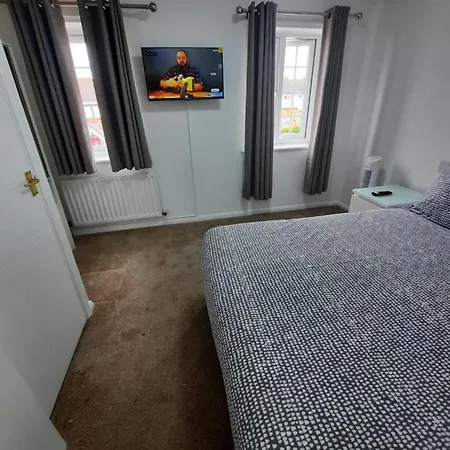 Impeccable 2-bed House In Thamesmead London *