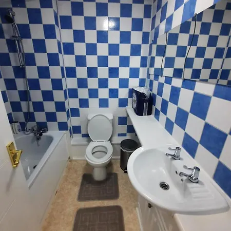 Impeccable 2-bed House In Thamesmead London Holiday home