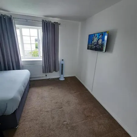 Impeccable 2-bed House In Thamesmead London Holiday home *