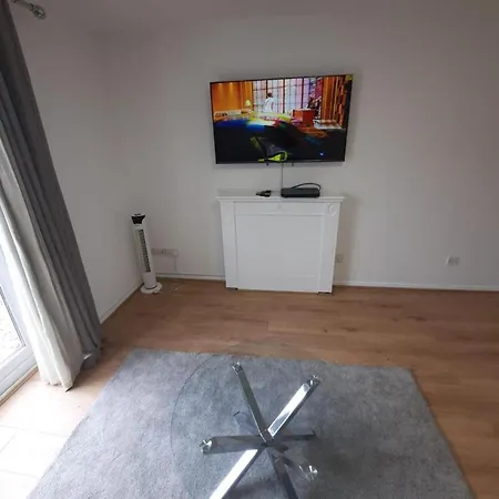 Impeccable 2-bed House In Thamesmead London *