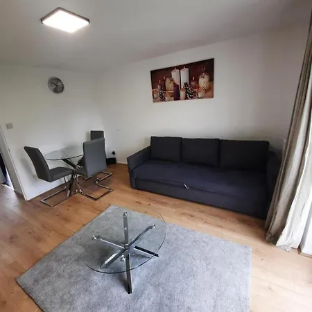 Impeccable 2-bed House In Thamesmead London * Thamesmead (Greater London)