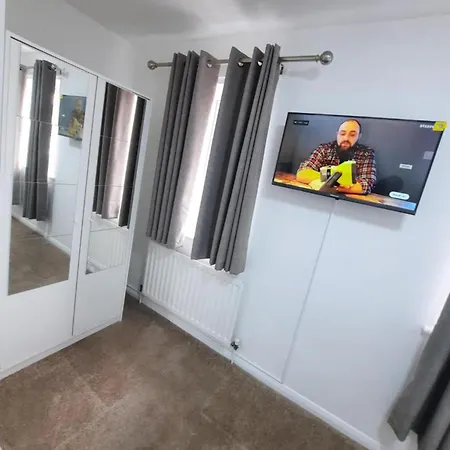 Impeccable 2-bed House In Thamesmead London Thamesmead (Greater London)