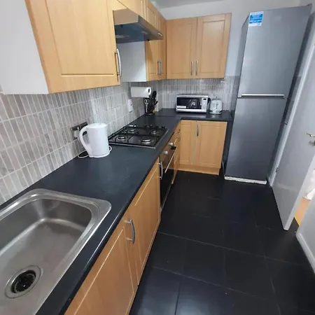 Impeccable 2-bed House In Thamesmead London * Thamesmead (Greater London)