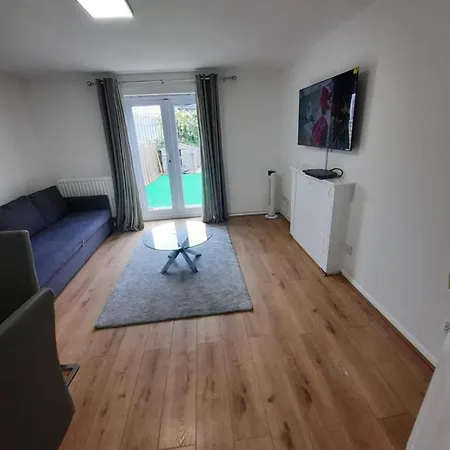 Impeccable 2-bed House In Thamesmead London