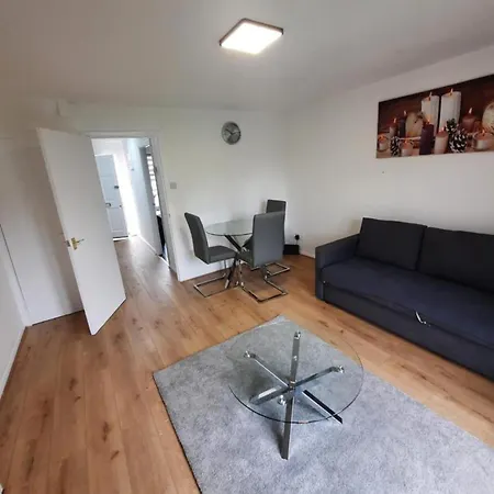 Impeccable 2-bed House In Thamesmead London Holiday home