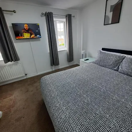 Holiday home Impeccable 2-bed House In Thamesmead London *