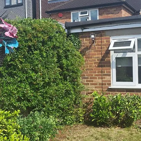 Garden Northolt Near Heathrow Airport * Northolt (Greater London)