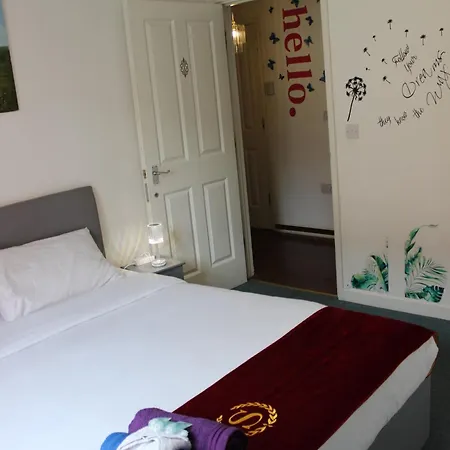 Apartamento 2 Bed 2 Bath - Free Parking - 3min Walk To The Train Station - 19min To Liverpool Street 5min To Victoria Line 1gb Broadband Super Fast Internet Ground Floor 100s Of Shops Restaurants Bakeries 24-hour Asda Superst *