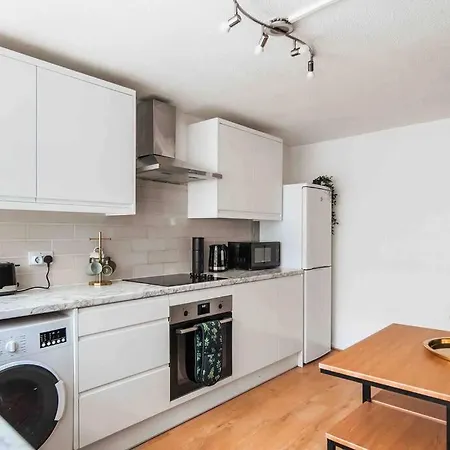 Contractor Base With Pool Table * London