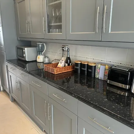 5 Bedroom House Se6 *