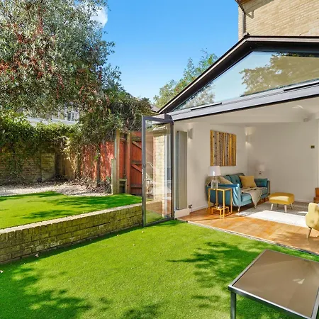 3 Bedroom Mews - Clapham Common - Free Private Parking - Sleeps 5 - Newly Refurbished - Sweetpea & Pillow Hébergement de vacances