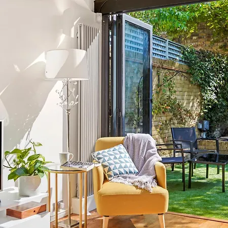 Hébergement de vacances 3 Bedroom Mews - Clapham Common - Free Private Parking - Sleeps 5 - Newly Refurbished - Sweetpea & Pillow *