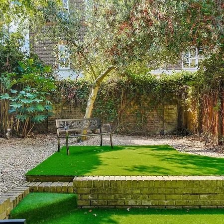 3 Bedroom Mews - Clapham Common - Free Private Parking - Sleeps 5 - Newly Refurbished - Sweetpea & Pillow