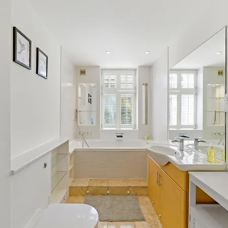 Ferienhaus 3 Bedroom Mews - Clapham Common - Free Private Parking - Sleeps 5 - Newly Refurbished - Sweetpea & Pillow *