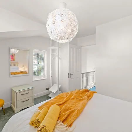 Ferienhaus 3 Bedroom Mews - Clapham Common - Free Private Parking - Sleeps 5 - Newly Refurbished - Sweetpea & Pillow *