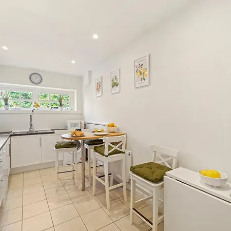 3 Bedroom Mews - Clapham Common - Free Private Parking - Sleeps 5 - Newly Refurbished - Sweetpea & Pillow Ferienhaus London