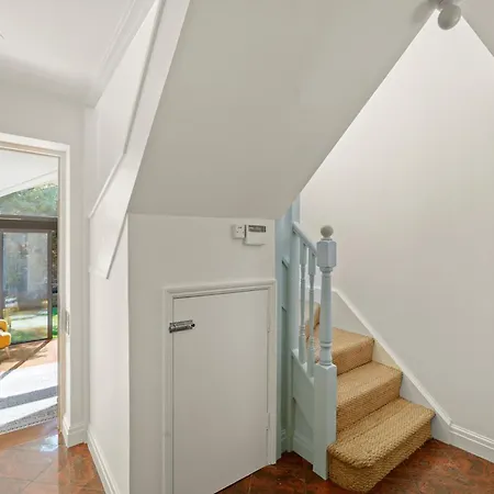 3 Bedroom Mews - Clapham Common - Free Private Parking - Sleeps 5 - Newly Refurbished - Sweetpea & Pillow London